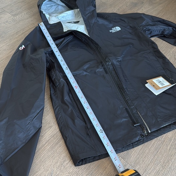 The North Face The dryvent rain jacket / windbreaker - Men’s Medium - Black - Picture 10 of 11